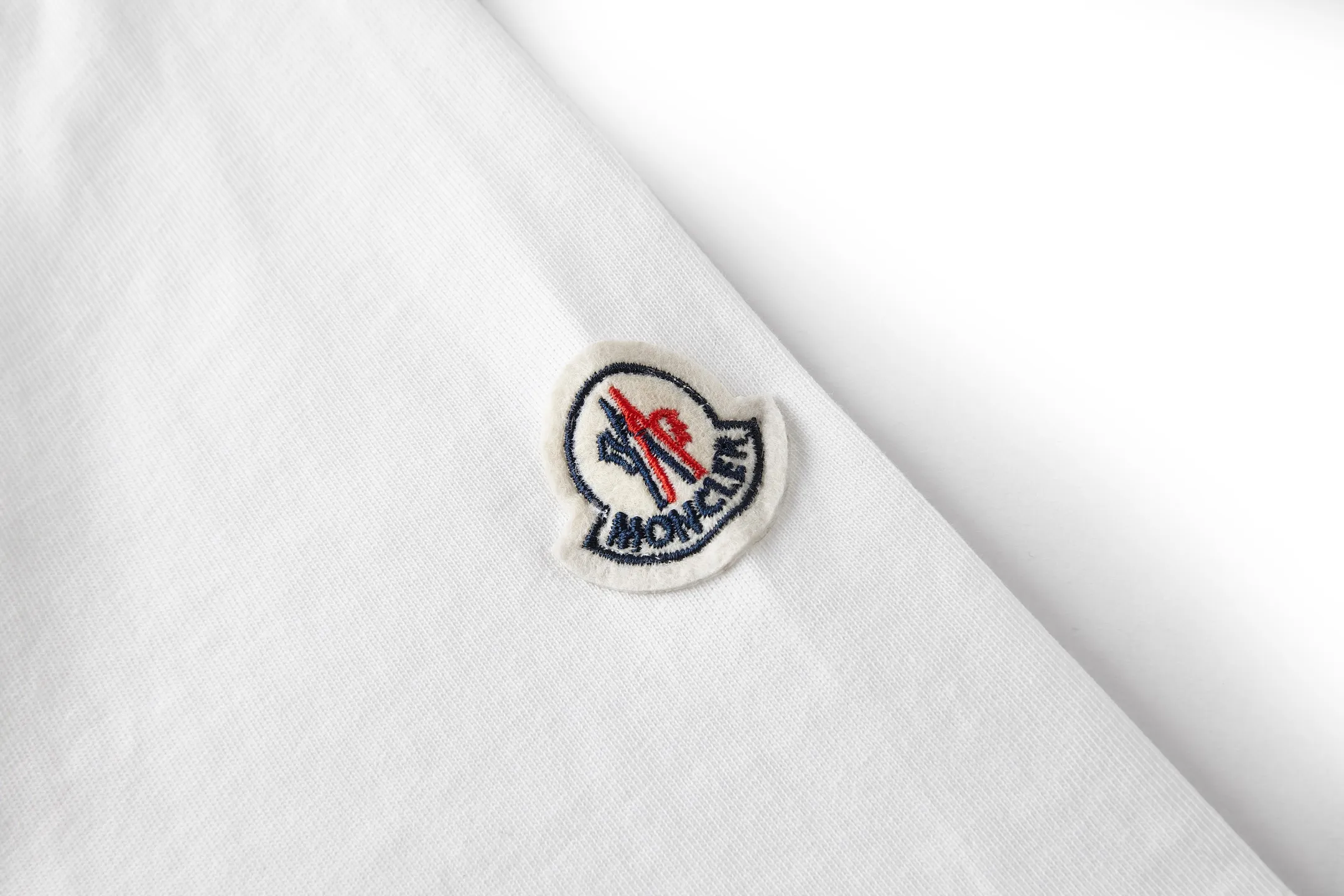MONCLER ： 16 。 ： 。 ： 3D ， logo 。 T Classic ， 。 ， 。 ： 1：1 ： 1：1 ： 1：1 Size：S-M-L-XL ： - ：86502